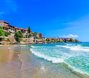Smuk Sozopol strand med traditionelle bulgarske huse ved Sortehavets kyst