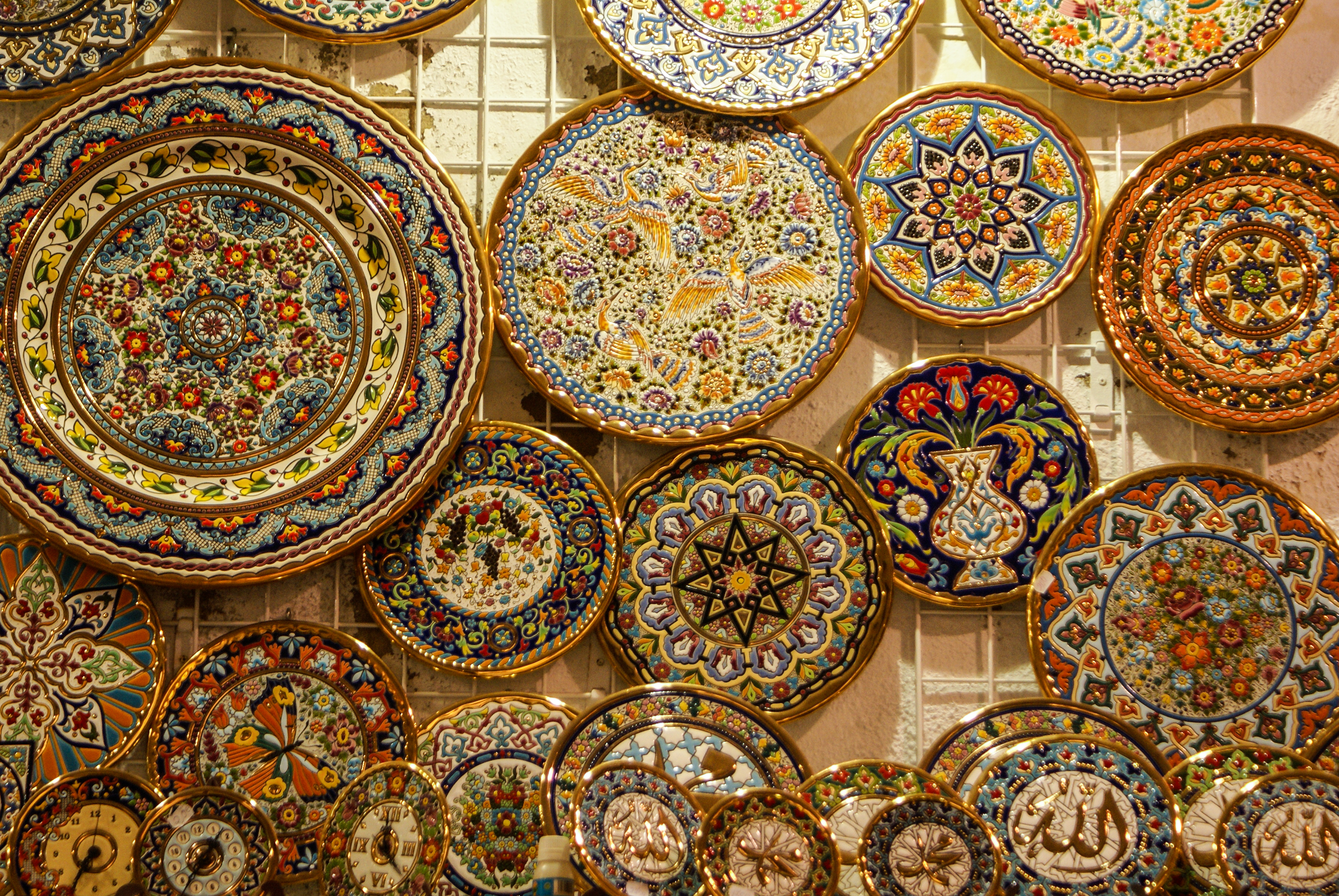 Farverige håndlavede spanske keramiktallerkener med traditionelle mønstre, som kan købes som souvenirs på markeder langs Caminoen