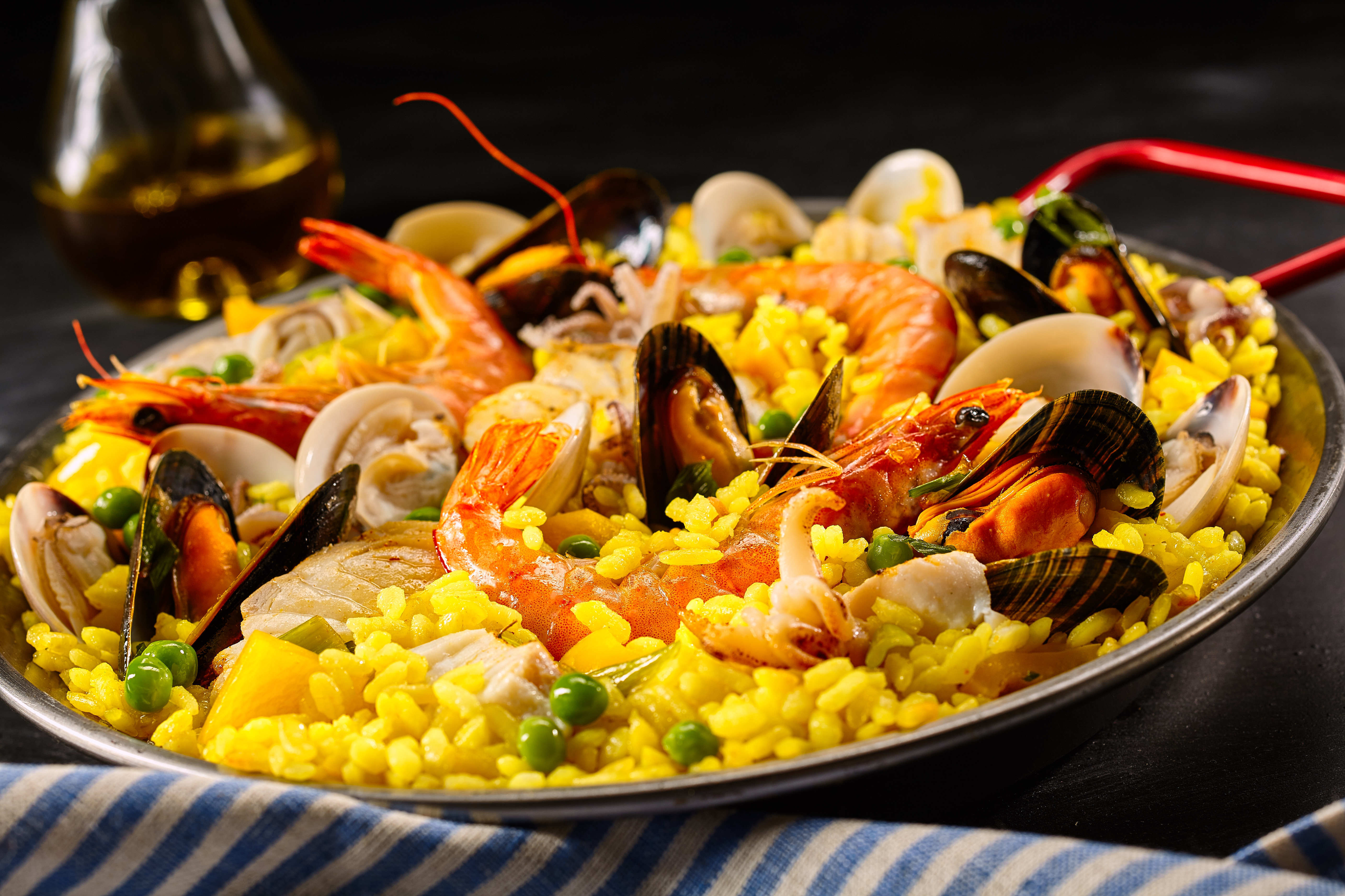 Traditionel spansk paella med rejer, muslinger og safran-ris fra Valencia