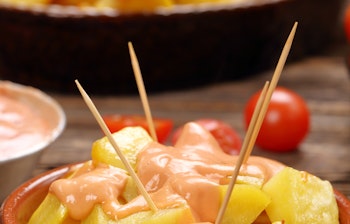 Autentiske patatas bravas med pikant tomatsauce, en populær spansk tapasret fra Madrids barer og restauranter