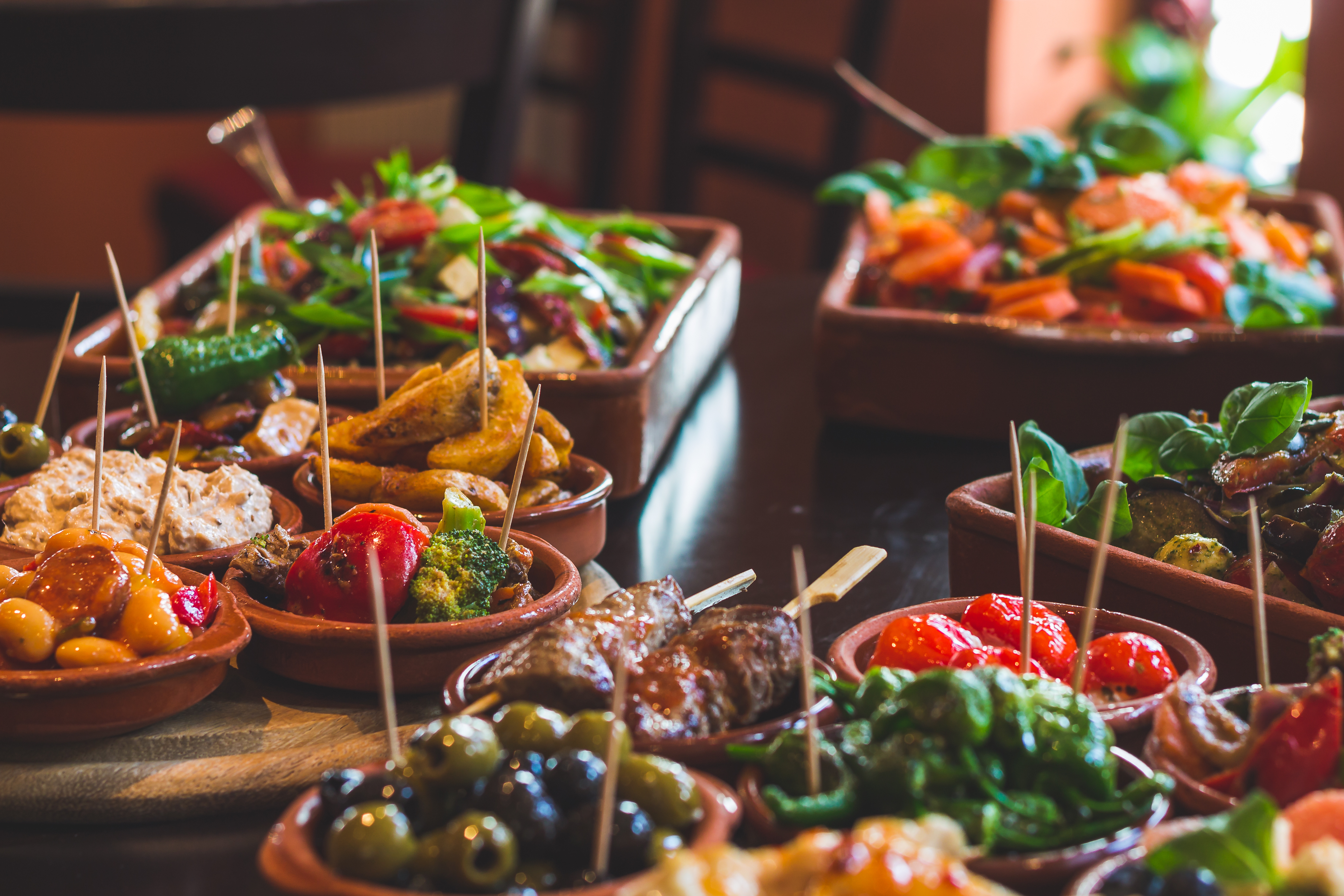 Autentisk spansk tapas-udvalg serveret på lokal tapas-bar i Spanien med forskellige lækre specialiteter fra det spanske køkken