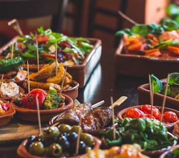 Autentisk spansk tapas-udvalg serveret på lokal tapas-bar i Spanien med forskellige lækre specialiteter fra det spanske køkken