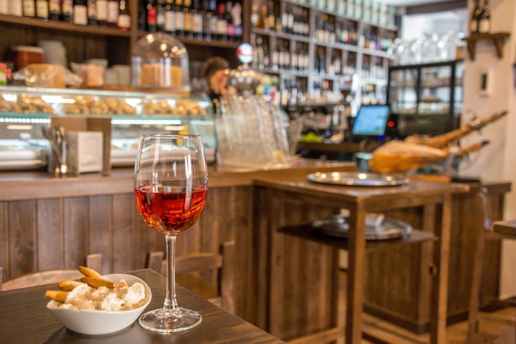 Spansk vinsmagning med rødvin og ostebord på lokal delicatessen