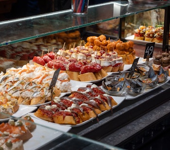 Spanske pintxos og tapas udstilling på madmarked i San Sebastian