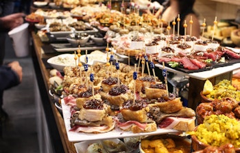 Traditionelle spanske tapas og pinchos serveret som appetitvækkere under cocktail-time i Spanien