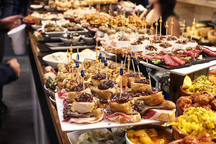 Traditionelle spanske tapas og pinchos serveret som appetitvækkere under cocktail-time i Spanien