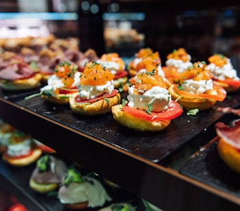 Lækre spanske tapas med skaldyr og kaviar serveret på San Miguel markedet i Madrid, perfekt til madrejser i Spanien