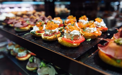 Lækre spanske tapas med skaldyr og kaviar serveret på San Miguel markedet i Madrid, perfekt til madrejser i Spanien