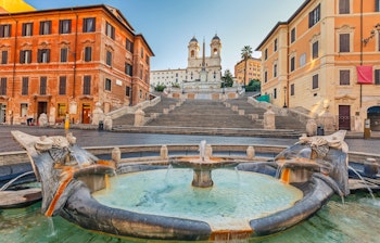 Den berømte Spanske Trappe med Barcaccia-fontænen i morgenlys på Piazza di Spagna med Trinità dei Monti kirken i Rom, Italien