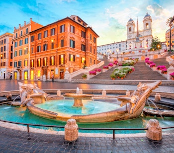 Den Spanske Trappe ved Piazza di Spagna i Rom med morgenlys og Trinità dei Monti kirken, et berømt historisk vartegn på nytårsrejsen til Italien