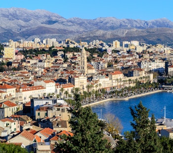 Panoramaudsigt over Split i Kroatien med den historiske bykerne, azurblåt hav og UNESCO-beskyttet arkitektur ved Adriaterhavets kyst