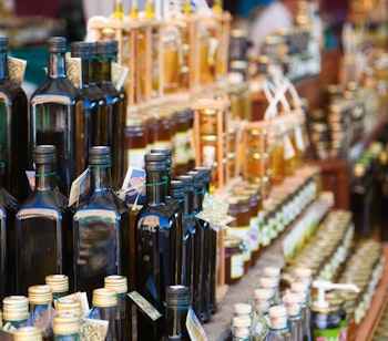 Farverig markedsbod med lokalt produceret olivenolie og specialiteter på det traditionelle Pazar marked i Split, Kroatien