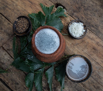 Traditionel toddy-drik fra jaggery-palme i Sri Lanka serveret med salt og peber, en perfekt forfriskende sommerdrik