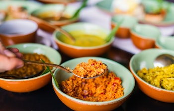 Frisklavet kokos sambal, en traditionel srilankansk specialitet, serveret med autentiske krydrede retter fra det lokale køkken