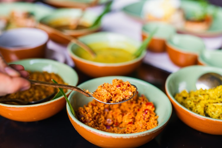 Frisklavet kokos sambal, en traditionel srilankansk specialitet, serveret med autentiske krydrede retter fra det lokale køkken