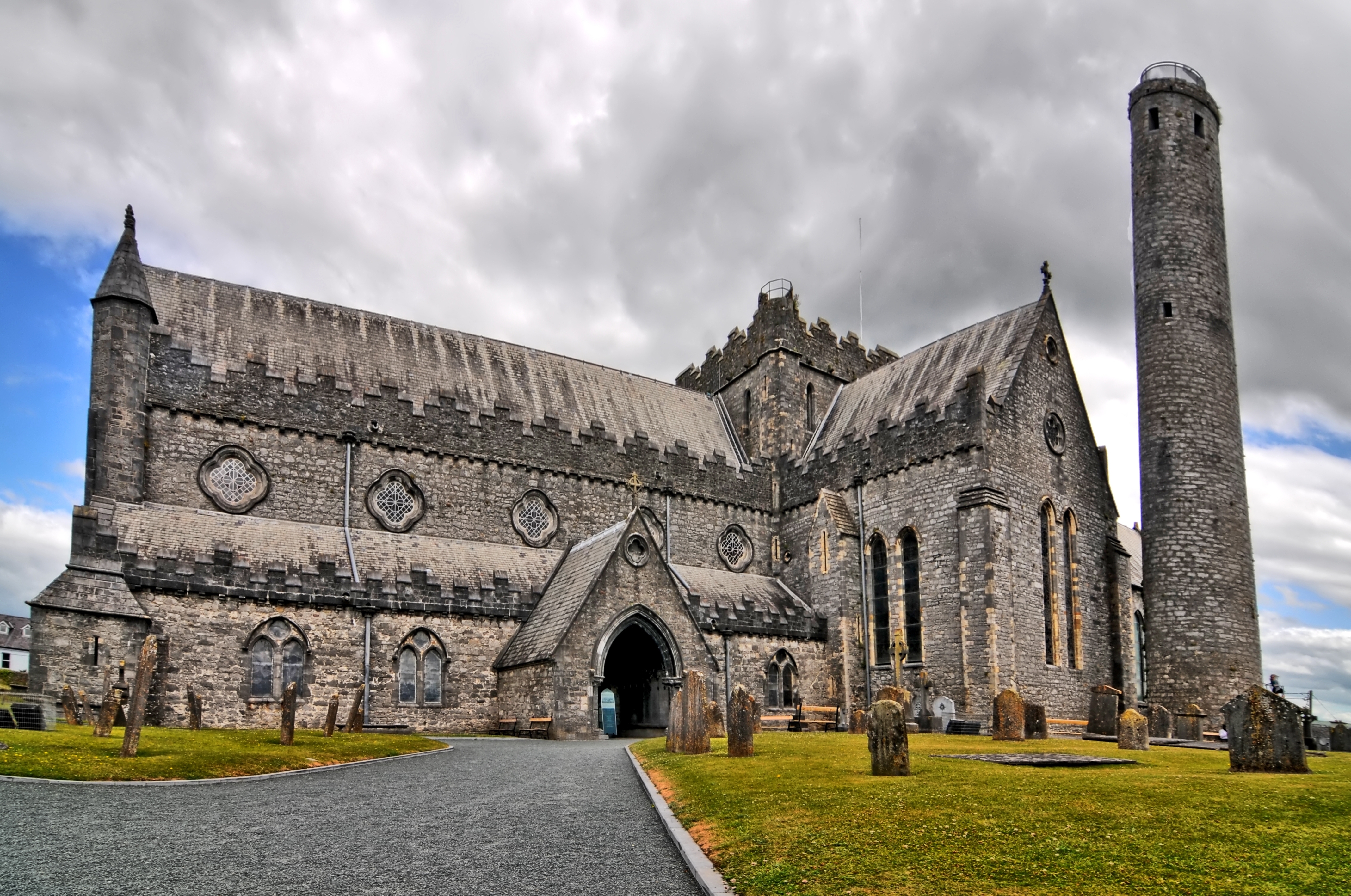 St. Canice's Katedral med det ikoniske runde tårn i Kilkenny - en historisk perle fra 500-tallet der gav byen sit navn