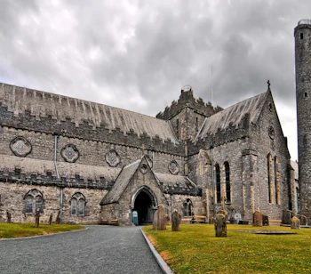 St. Canice's Katedral med det ikoniske runde tårn i Kilkenny - en historisk perle fra 500-tallet der gav byen sit navn