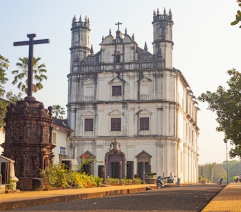 Den historiske St. Francis af Assisi Kirke i Old Goa, Indien, med karakteristisk portugisisk kolonial arkitektur og religiøs kulturarv