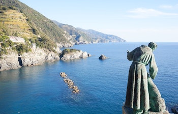 Statue af St. Francis af Assisi med udsigt over den smukke kystlinje i Monterosso, Cinque Terre på en solrig sommerdag