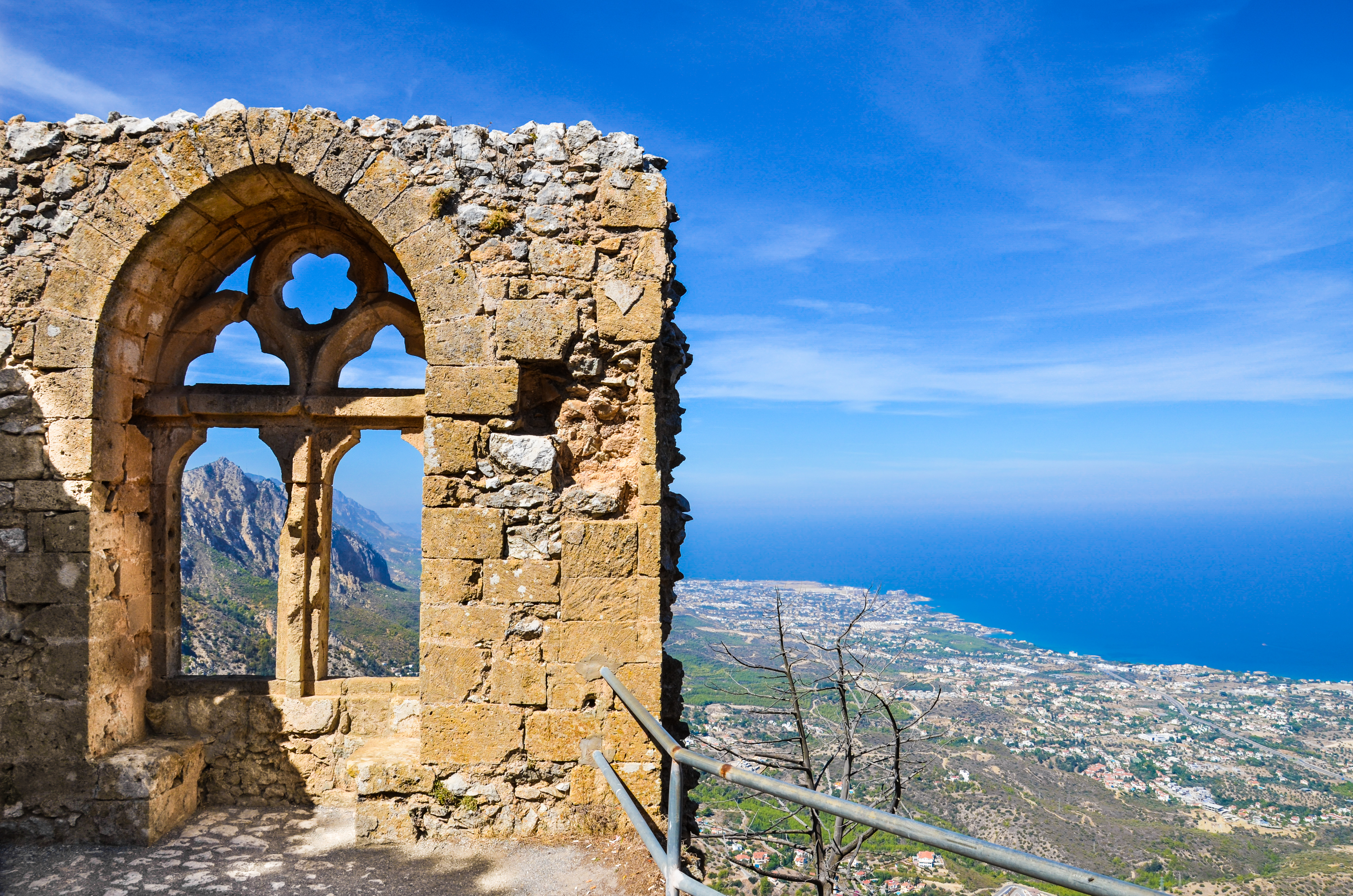 Historisk stenvinduesparti i St. Hilarion-borgen med betagende udsigt over Middelhavet og Kyrenia-kysten på Cypern