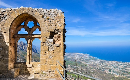Historisk stenvinduesparti i St. Hilarion-borgen med betagende udsigt over Middelhavet og Kyrenia-kysten på Cypern