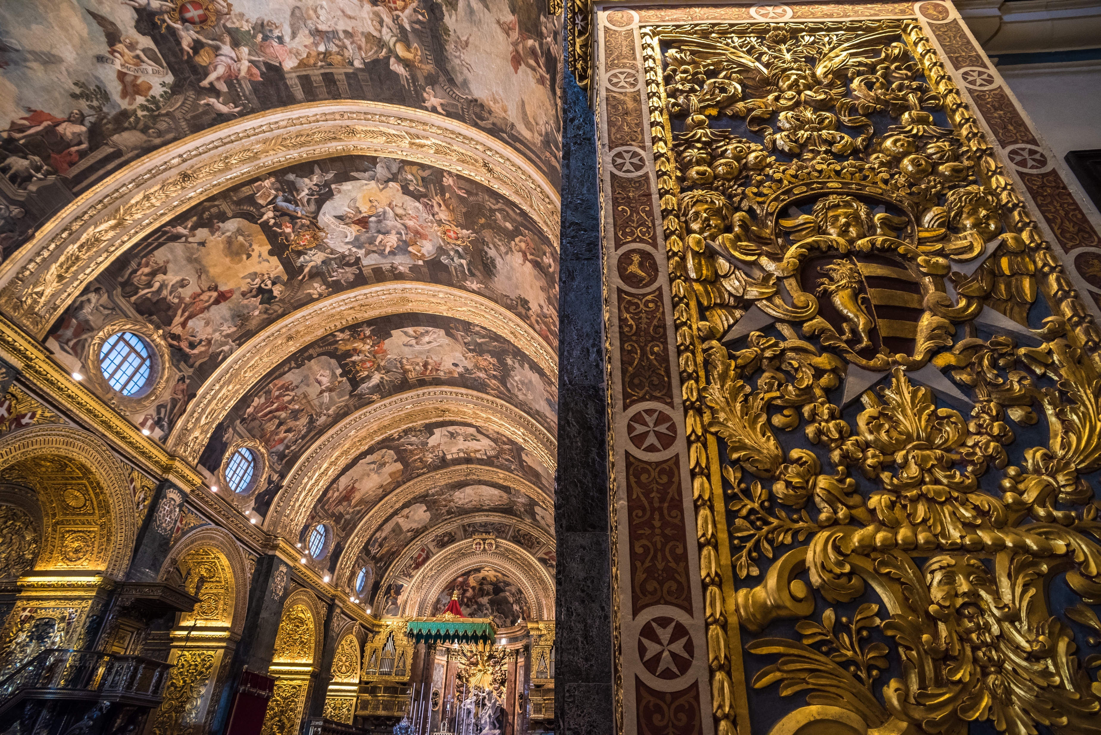 Praegtig barok interior i St. Johns katedral i Valletta Malta med gulddekoreret loeft og buer