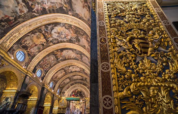 Praegtig barok interior i St. Johns katedral i Valletta Malta med gulddekoreret loeft og buer