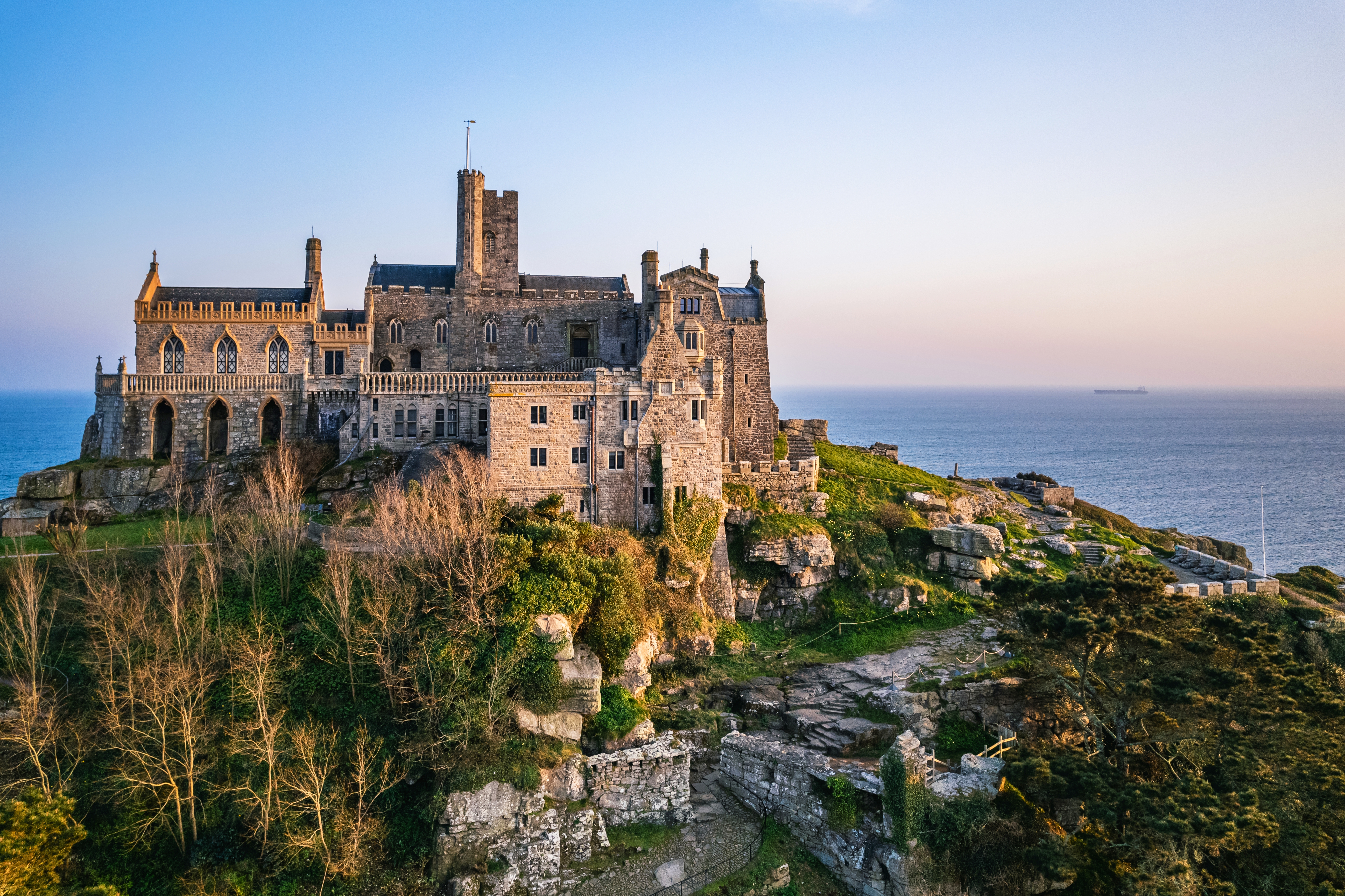 Luftfoto af St Michael's Mount - et historisk middelaldersslot på en tidevandsø ved Marazion i Cornwall, England