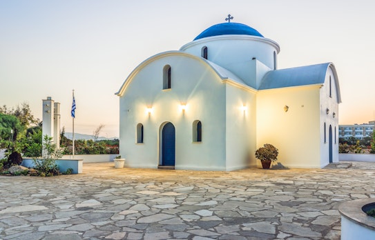 Den smukke St. Nicholas kirke med blå kuppel ved Middelhavets kyst i Paphos på Cypern