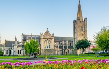 St. Patricks Katedral oplyst om natten i Dublin, Irland - historisk gotisk arkitektur med karakteristiske spir
