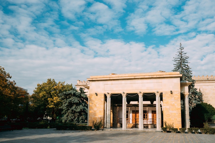 Stalins fødehjem og museum i Gori, Georgien - historisk bygning med søjler under blå himmel