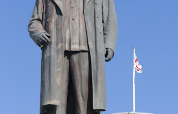 Den historiske bronzestatue af Josef Stalin i Gori, Georgien, hvor den sovjetiske diktator blev født, med byens rådhus i baggrunden