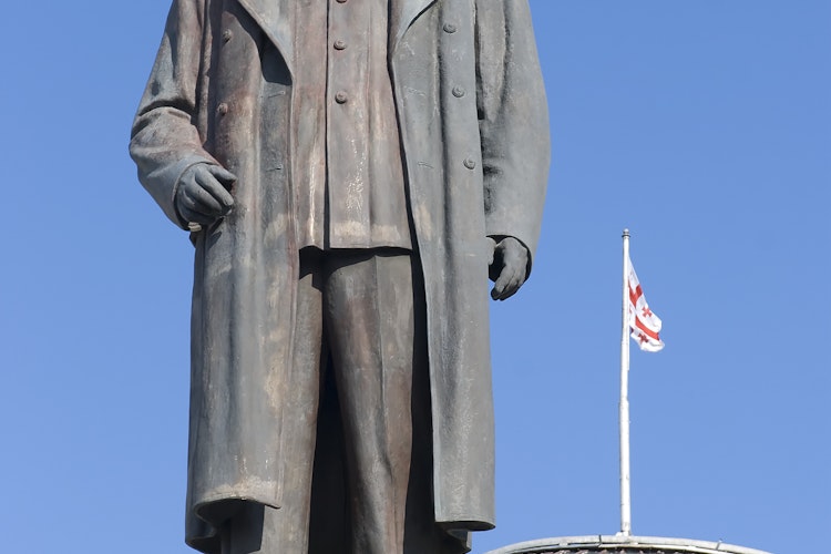 Den historiske bronzestatue af Josef Stalin i Gori, Georgien, hvor den sovjetiske diktator blev født, med byens rådhus i baggrunden