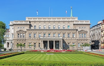 Det historiske Stari Dvor (Gamle Palads) i Belgrad, Serbien, med flotte blomsterbede og blå himmel