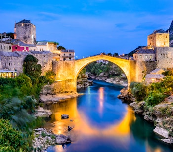Den historiske Stari Most bro i Mostar, Bosnien med den smaragdgrønne Neretva-flod og osmannisk arkitektur