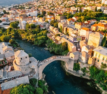 Den historiske Stari Most bro over Neretva-floden i Mostar, Bosnien-Hercegovina, et UNESCO verdensarvssted med traditionel arkitektur