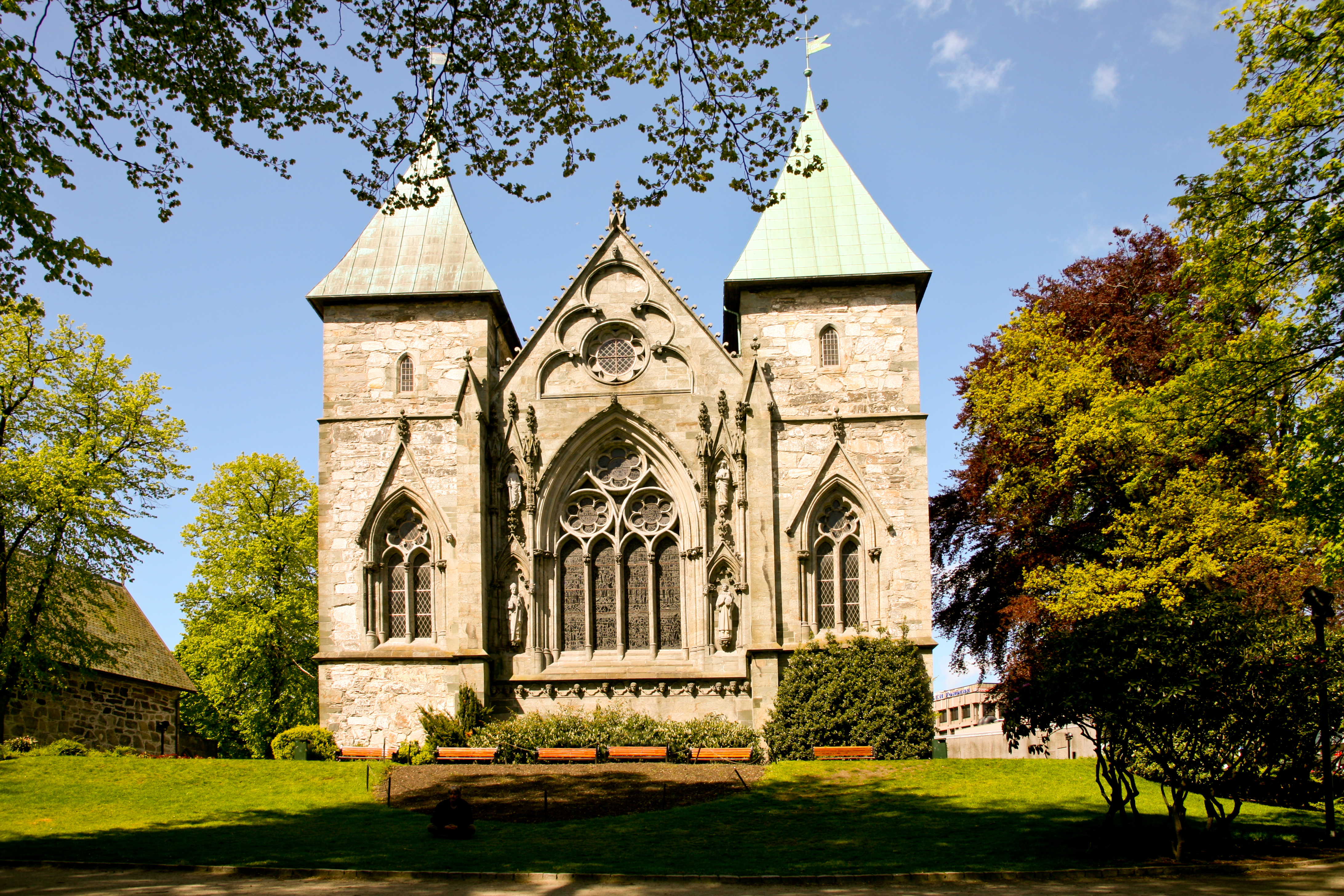 Stavanger Domkirke med gotisk arkitektur og grønne tårne i Norge