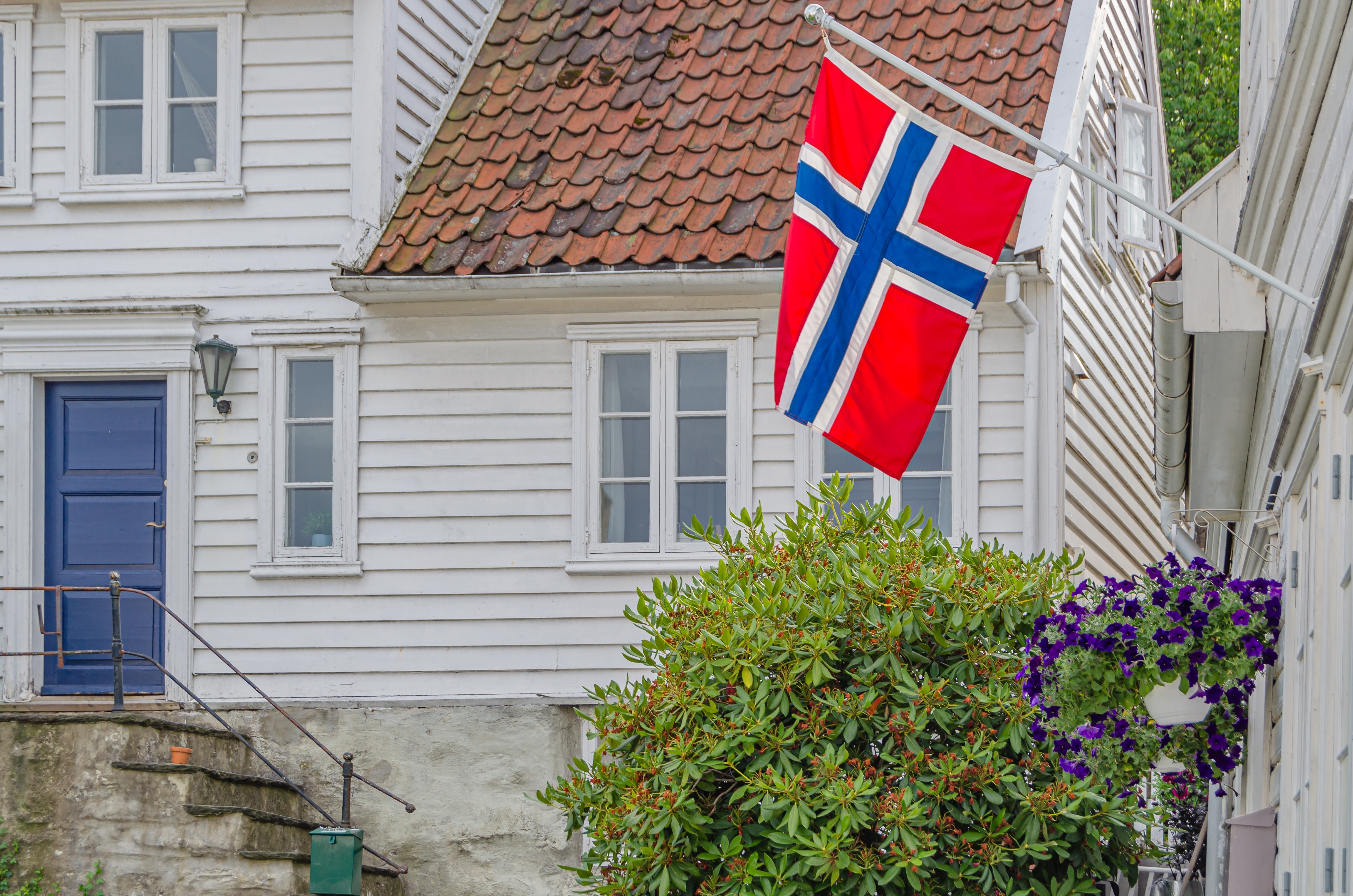 Traditionelle træhuse med norsk flag i Stavangers gamle by