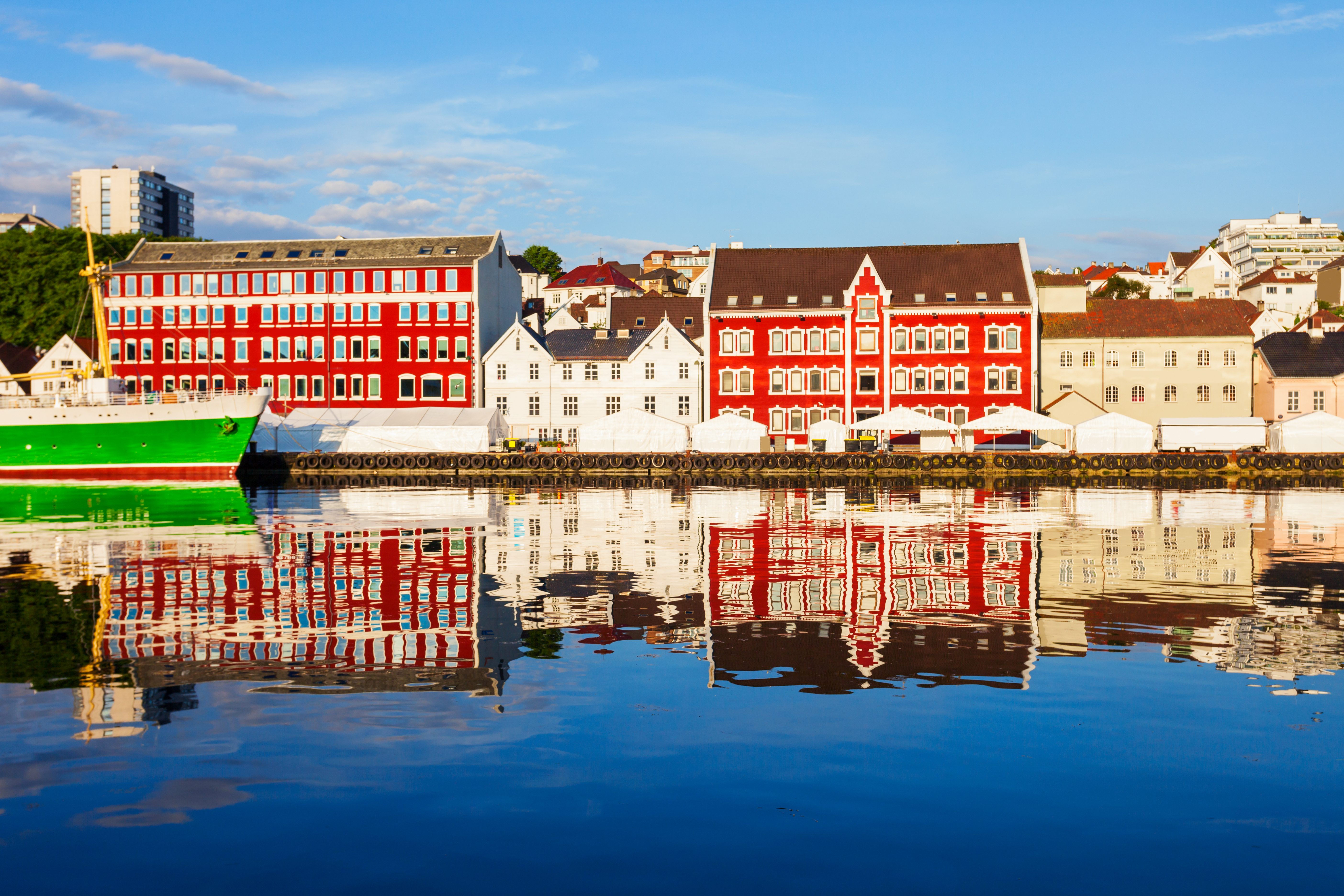 Farverige historiske bygninger spejler sig i Stavanger havn Norge