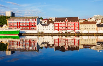 Farverige historiske bygninger spejler sig i Stavanger havn Norge