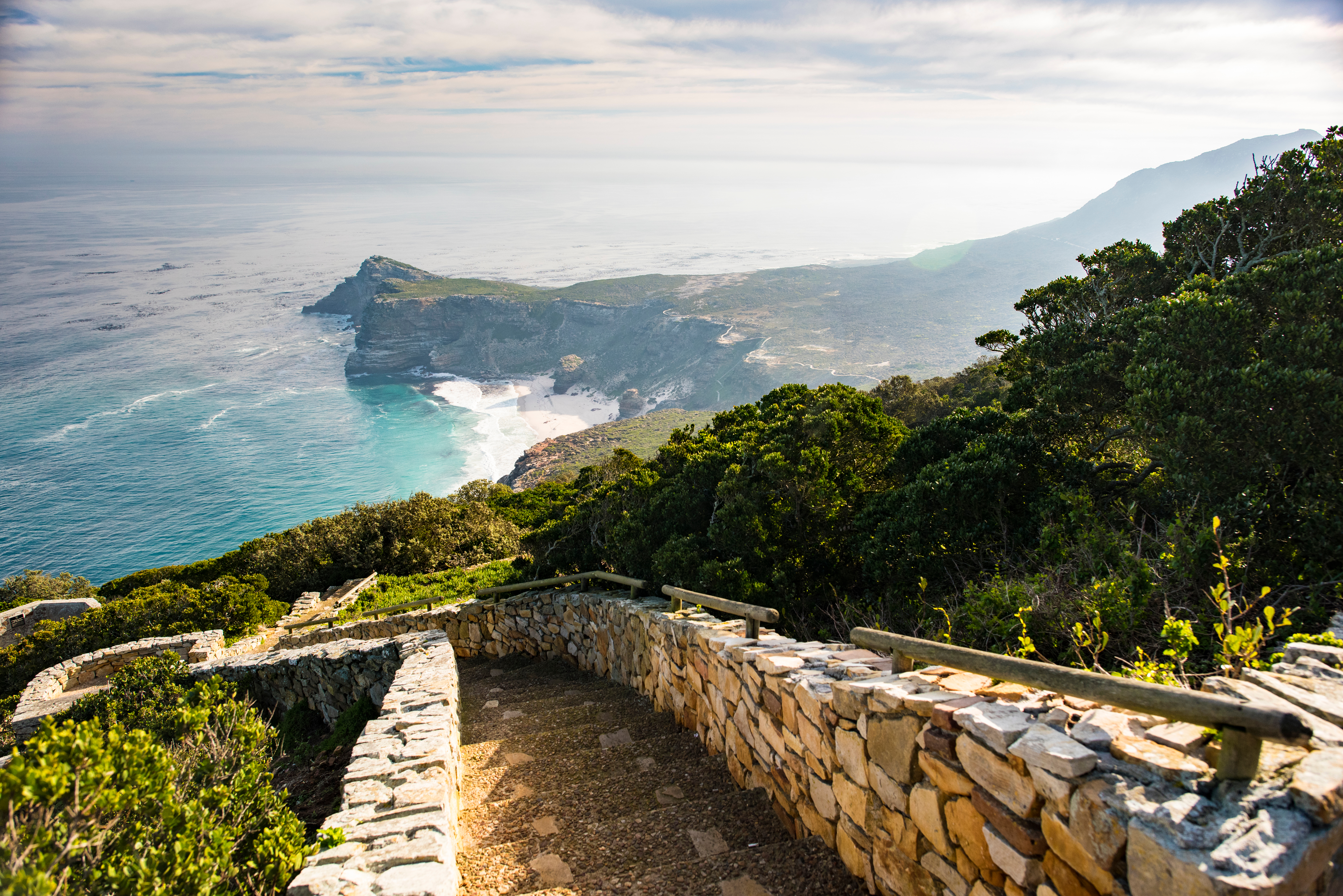 Stentrapper med spektakulær udsigt over dramatiske klipper og turkis havvand