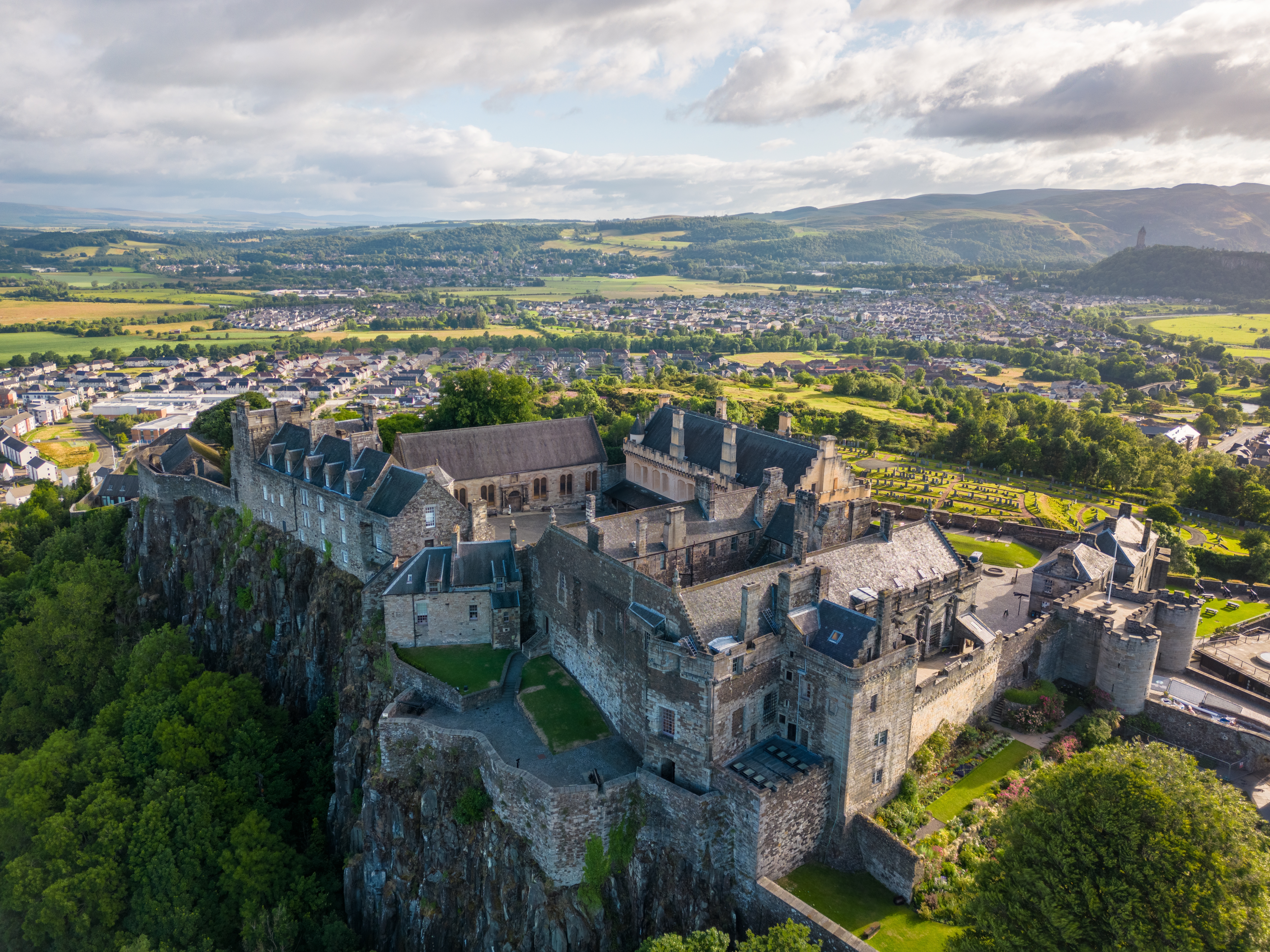 Luftfoto af det historiske Stirling Slot i Skotland med udsigt over by og landskab