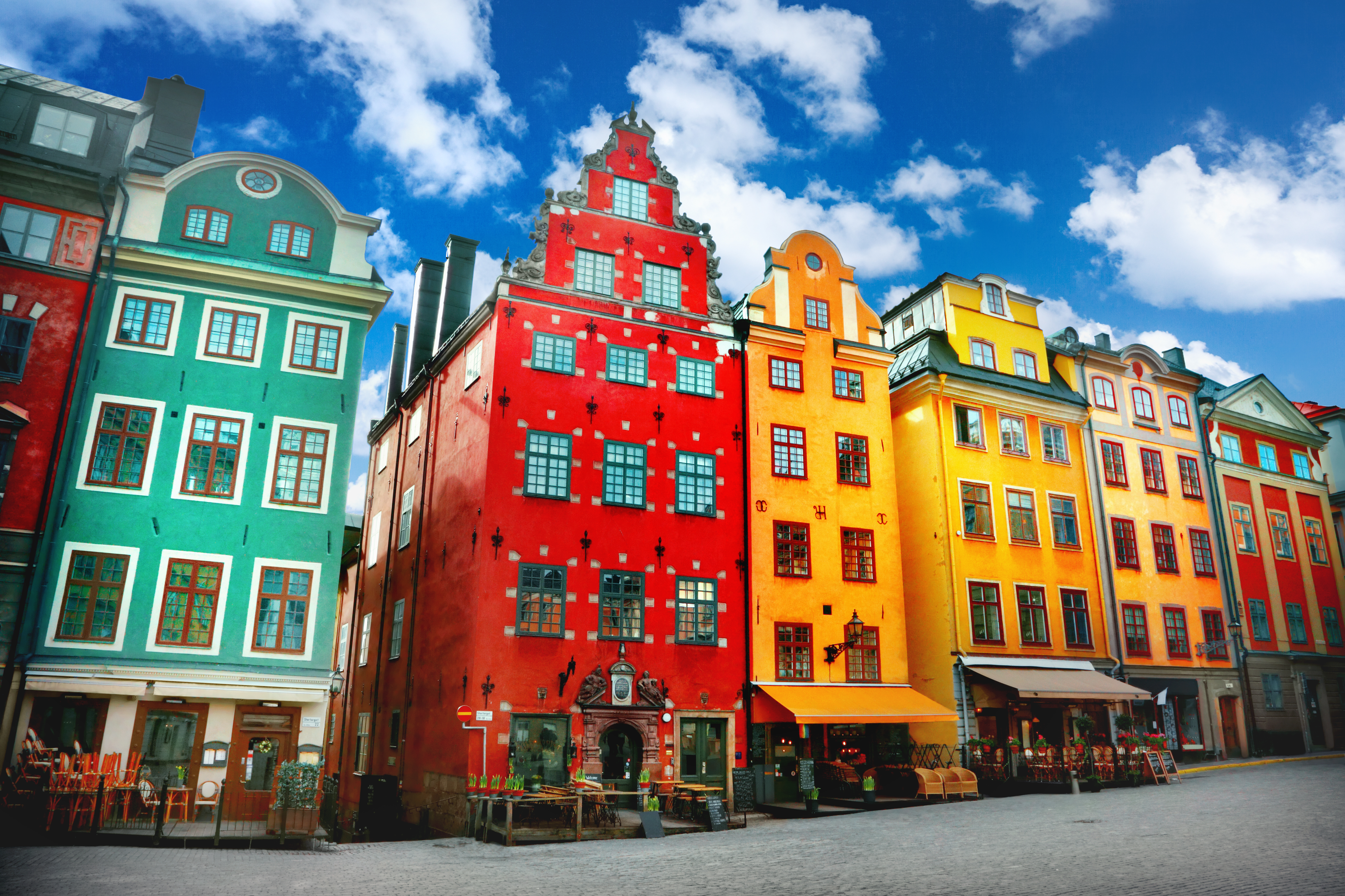 Farverige historiske bygninger på Stortorget i Gamla Stan, Stockholm