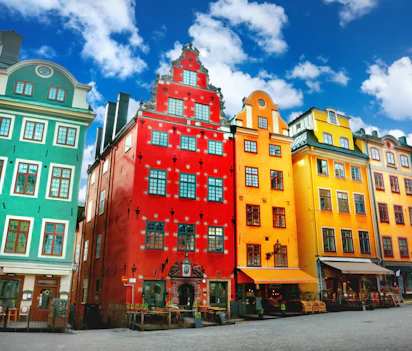 Farverige historiske bygninger på Stortorget i Gamla Stan, Stockholm