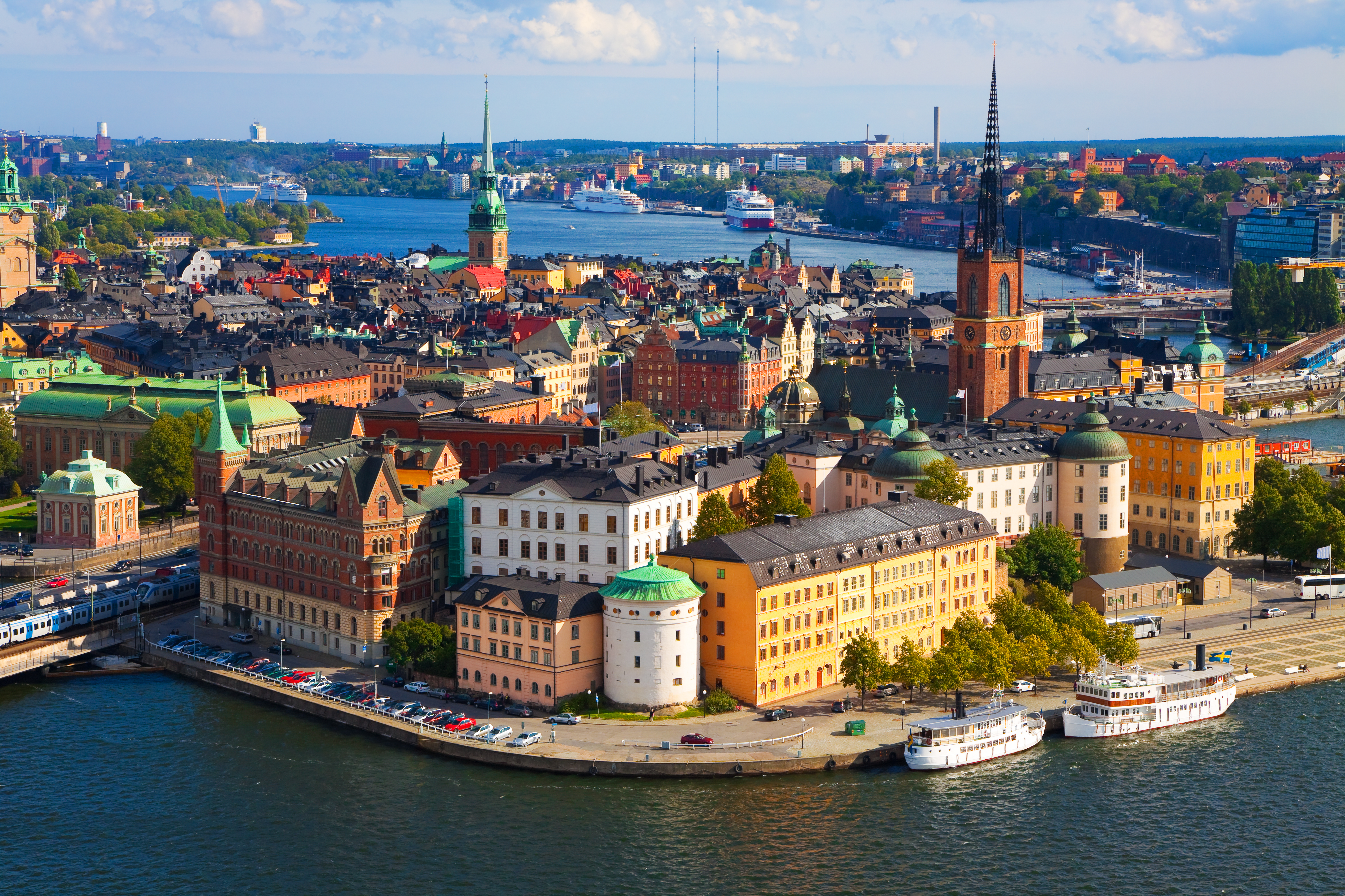 Luftfoto af Stockholms gamle bydel Gamla Stan med det kongelige slot og farverige historiske bygninger ved havnen