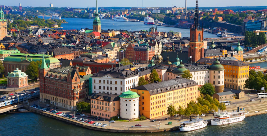 Luftfoto af Stockholms gamle bydel Gamla Stan med det kongelige slot og farverige historiske bygninger ved havnen