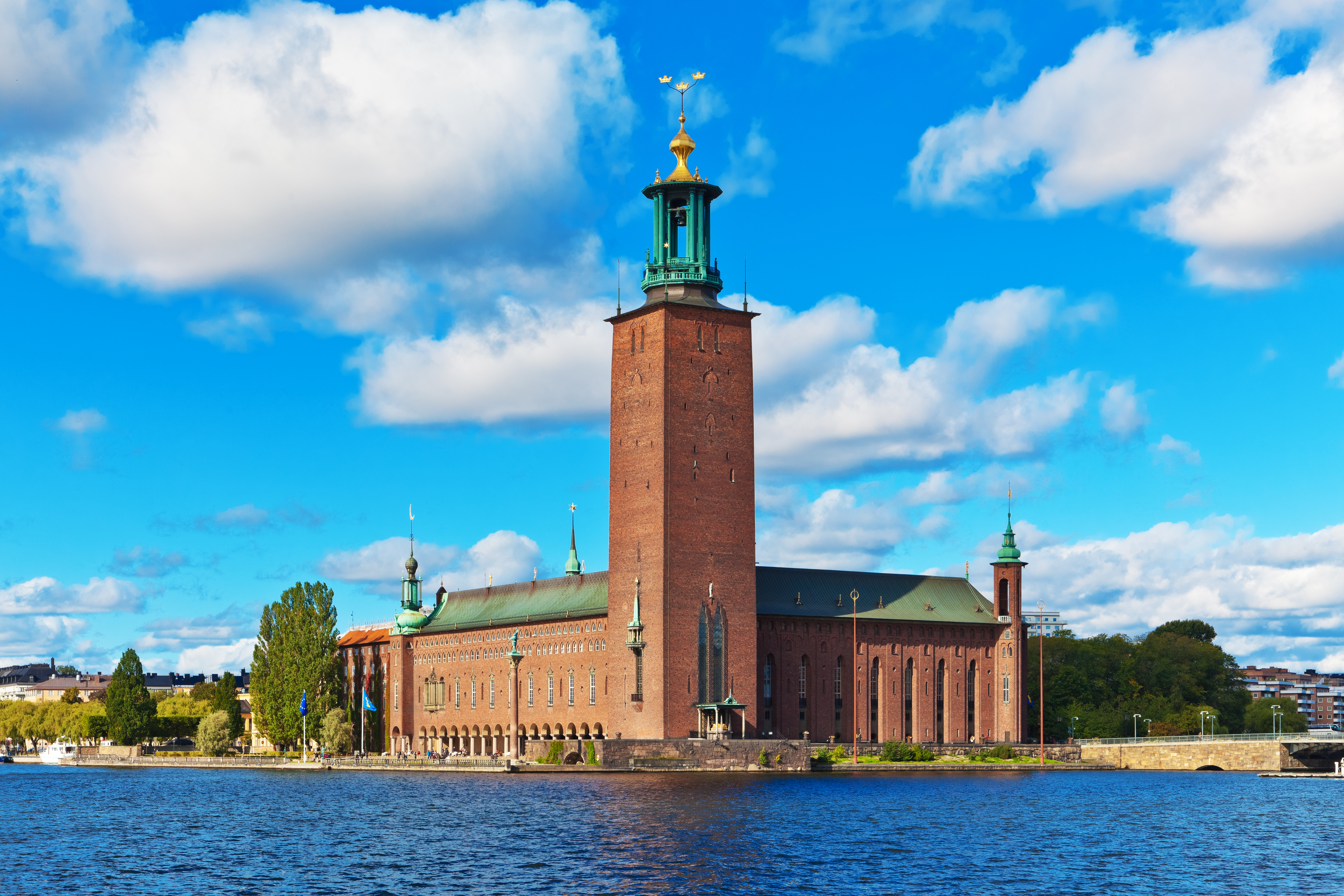 Stockholm Rådhus med tårn ved vandkanten i Sverige