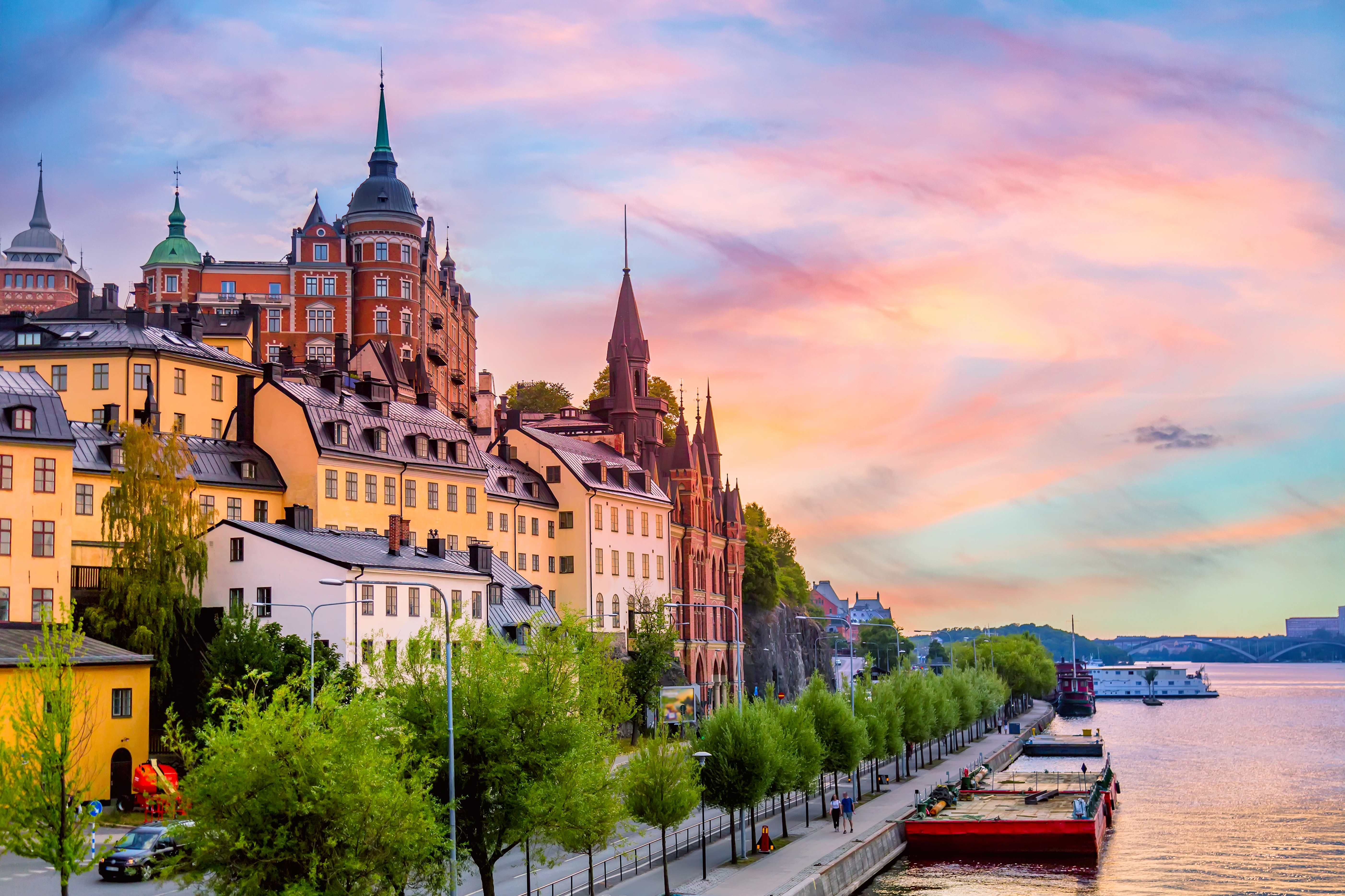 Scenisk sommer solnedgangsudsigt over Stockholms Gamla Stan arkitektur i Sodermalm.