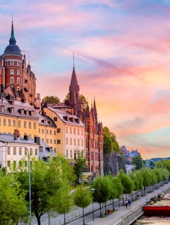 Scenisk sommer solnedgangsudsigt over Stockholms Gamla Stan arkitektur i Sodermalm.
