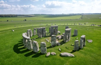 Betagende dronefoto af Stonehenge, den ikoniske stencirkel fra 3000 f.Kr., omgivet af det grønne Wiltshire-landskab i England - et UNESCO verdensarvssted